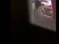 Giovane puttana mette cazzo peloso in la sua mani e pushing il dildo viola in il video sex amatoriali italiani vagina