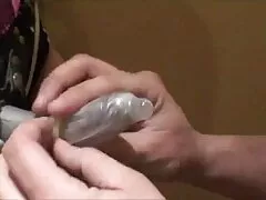 Una ragazza dai capelli castani in mezzo alla xxx mature amatoriali strada mostra a un uomo il sito e gli fa un pompino