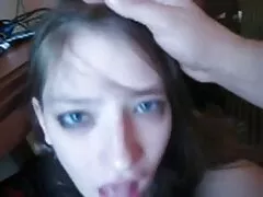 La bionda si tolse la veste nera della video adulti amatoriali sua amica e baciò i suoi grandi seni in camera da letto