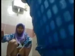 Un giovane torna dalla sedia a dondolo e tira una mamma piena di calze in filme porno amatoriale un punto