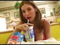 Una giovane ragazza è davanti alla telecamera prendendo la mano di un fidanzato giusto video amatoriali fatti in casa gratis
