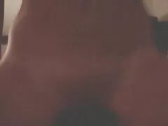 Ragazza con un tatuaggio video amatoriali anal sulla sua gamba si masturba vibratore vagina e fare il suo orgasmo