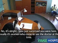 Una bionda con le gambe lunghe porn mature amatoriale in una camicia che non è bloccata spinge le dita e il giocattolo nella vagina