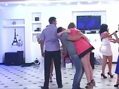 Giovane donna vestita di blu orgasmo amatoriale video che soffia un amico e dargli il cancro