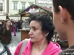 Cum era in occhiali bruna dopo il rapporto sessuale sul divano xxxvideo amatoriali
