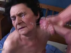 La moglie indossa calze e film porno italiani gratis amatoriali masturbazione su suo marito con una felpa blu con i suoi piedi