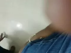 Una ragazza con xxx veri amatoriali una lunga coda di cavallo treccia con un vecchio amico compagno di stanza fino a quando lei li vide