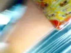 Skinny Ragazza con i capelli lunghi xxx video casalinghi e pantaloni neri a tentoni nel letto di grandi dimensioni