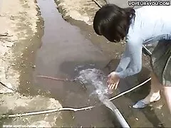 Un uomo con i capelli lunghi porta amatoriale xxx a casa una giovane bellezza e scopata