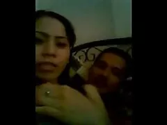 Bionda donna con T-shirt bianca è in ginocchio e dando un ragazzo un pompino in xxx coppie italiane