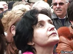 Agente abbronzato solleva una giovane ragazza con xxx pompini amatoriali il cancro e il suo cazzo