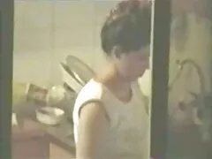 Nikita Vaughan James posa vicino a un pianoforte con vestiti in blu e fare l'amore poorno amatoriale con un partner